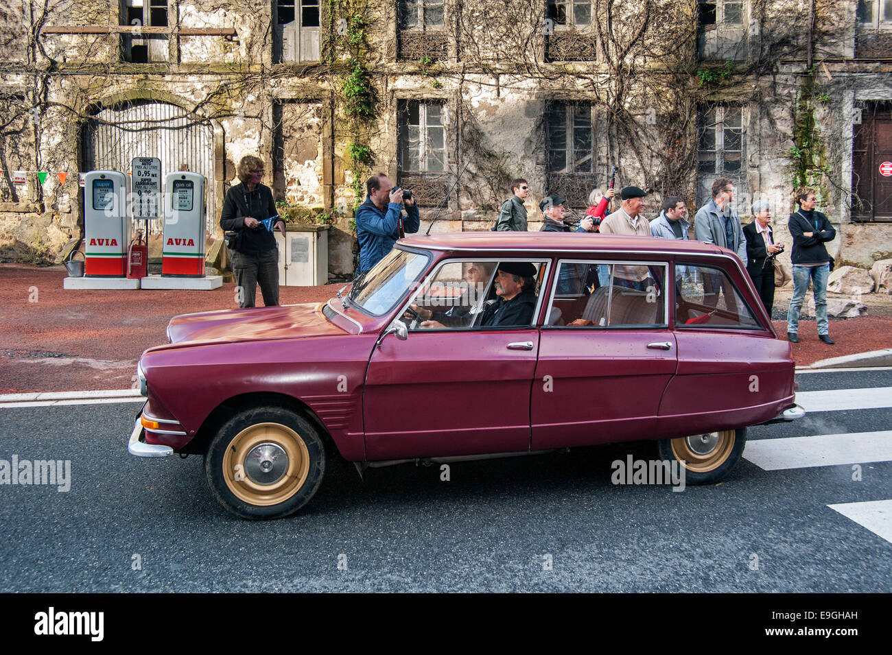 Red Citroën Ami 6 break durante la Embouteillage de la Route Nationale 7, avviene per auto d'epoca a Lapalisse, Francia Foto Stock