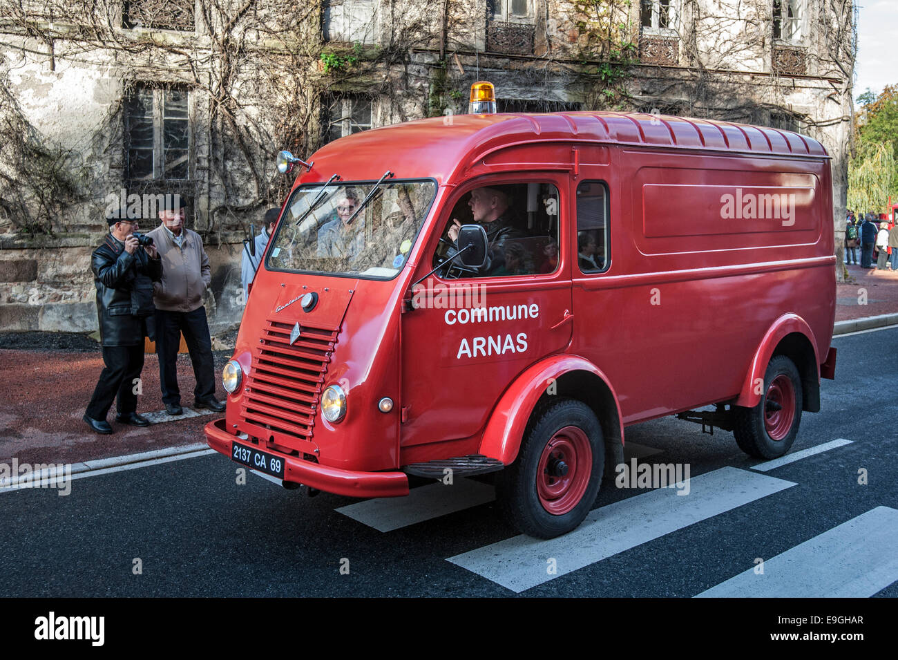 Old red fire motore Goélette Renault durante il Embouteillage de la Route Nationale 7, avviene per auto d'epoca a Lapalisse Foto Stock