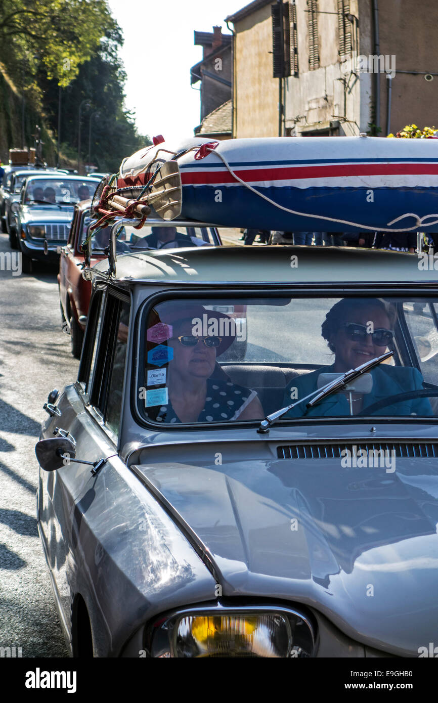 Auto d'epoca durante la Embouteillage de la Route Nationale 7, avviene per oldtimers degli anni cinquanta e sessanta a Lapalisse Foto Stock