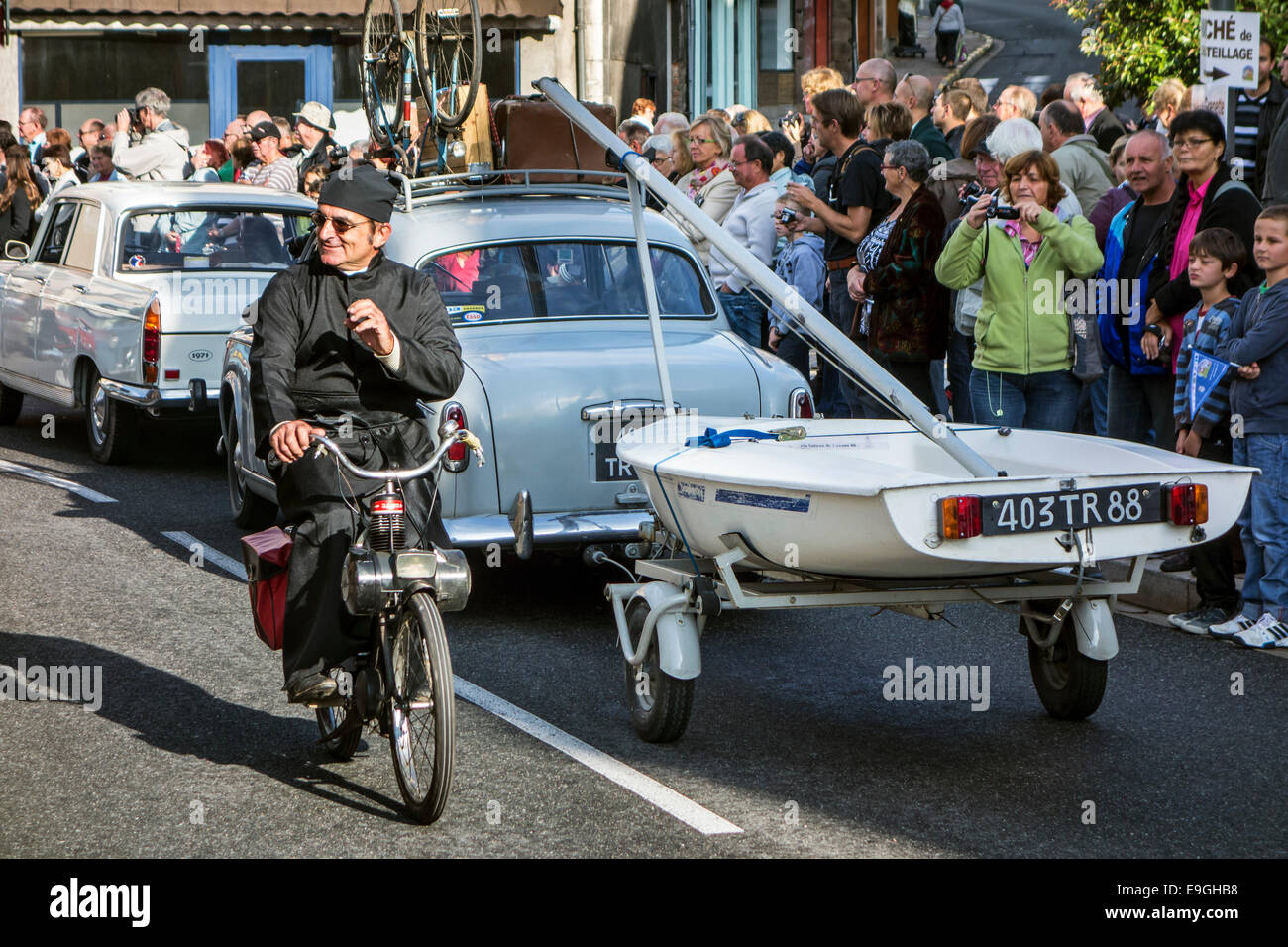 Sacerdote il Solex durante il Embouteillage de la Route Nationale 7, avviene per auto d'epoca a Lapalisse, Auvergne, Francia Foto Stock