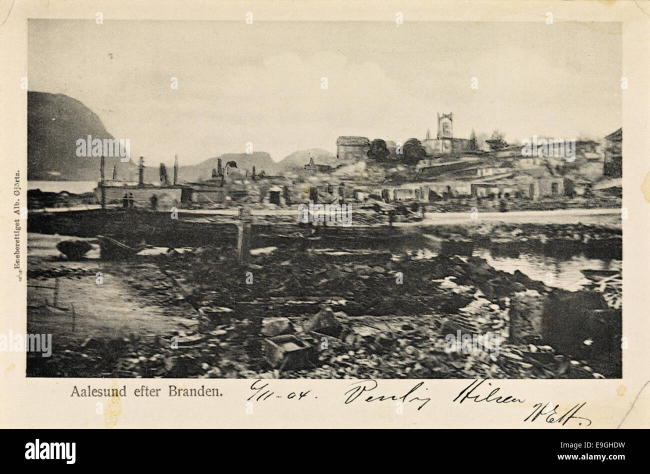 Fotografia che mostra Ålesund dopo il grande incendio del 1904, che ha devastato gran parte della città. L'immagine cattura le conseguenze con edifici bruciati e rovine. Ålesund fu in seguito ricostruito con un caratteristico stile Art Nouveau. Foto Stock