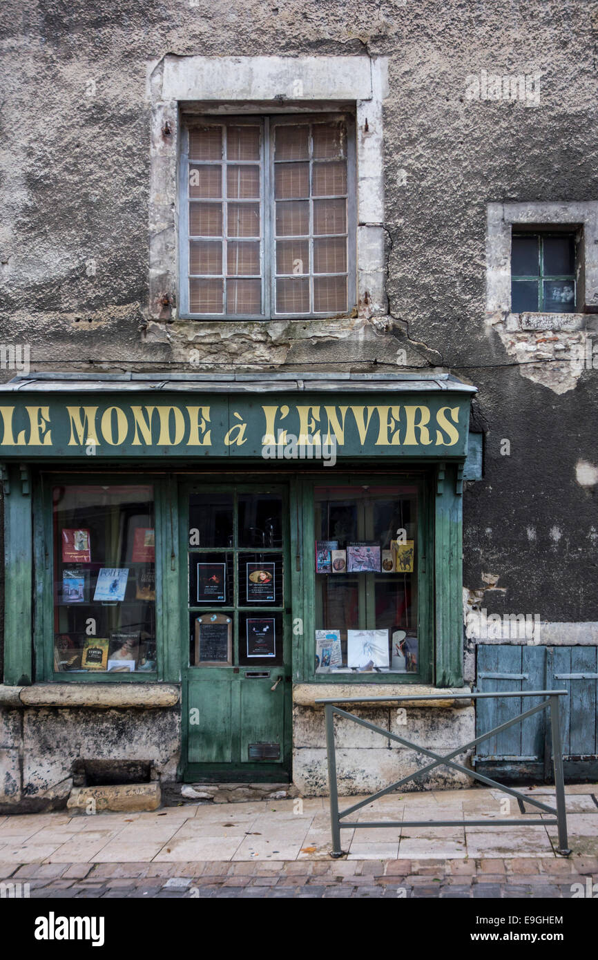 Antica libreria Le Monde à l'Envers nel villaggio La Charité-sur-Loire, Borgogna, Nièvre, Francia Foto Stock