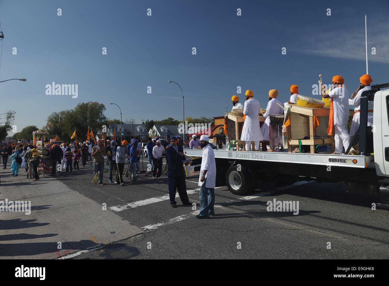 Floral Park, New York. 25 ott 2014. In una sfilata in Floral Park, New York per onorare il compleanno del Guru Nanak Dev Ji, Master della religione Sikh. Credito: David Smith/Alamy Live News Foto Stock