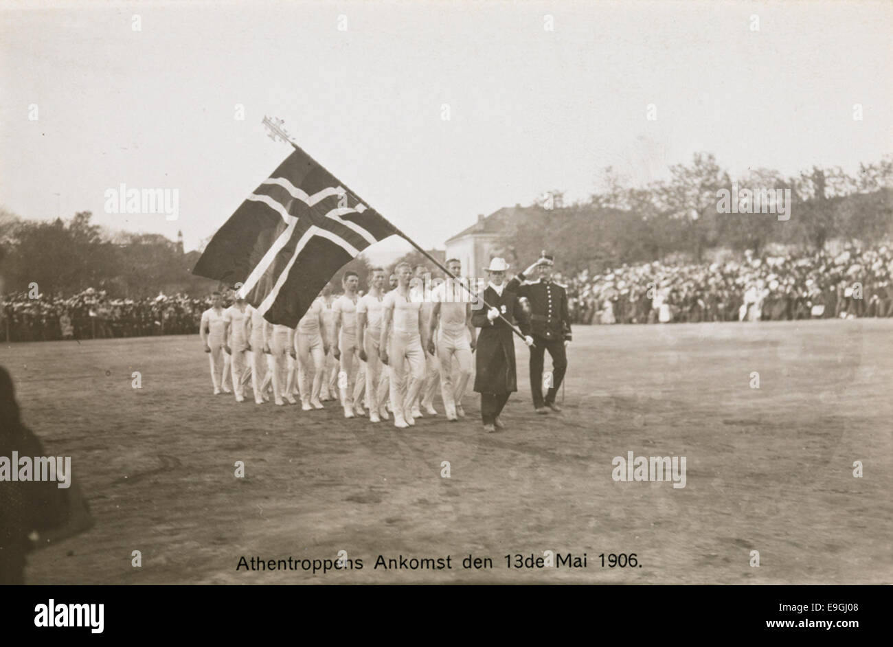 Una cartolina storica che raffigura l'arrivo degli atleti per i Giochi Olimpici Intercalati del 1906, svoltisi ad Atene. Questo evento, parte del movimento olimpico, è stato riconosciuto come una pietra miliare significativa nella storia olimpica. Foto Stock