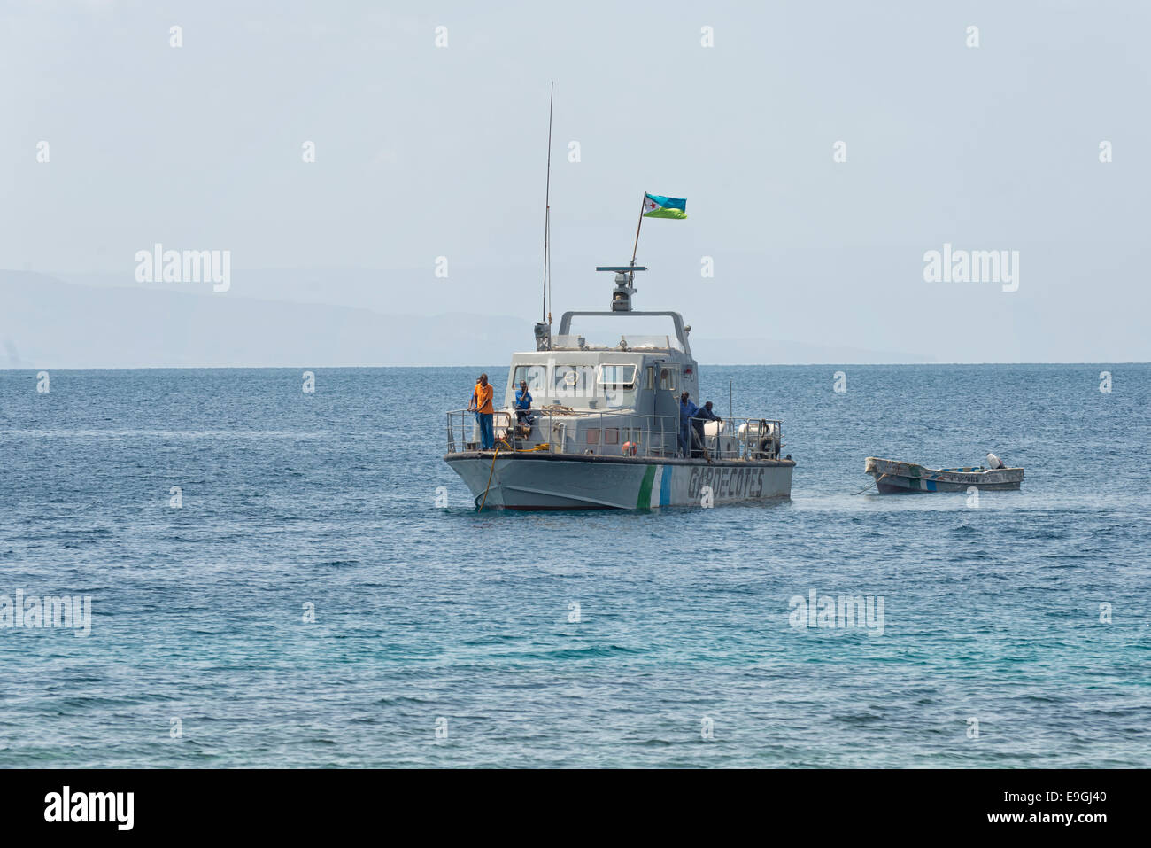 Imbarcazione di pattuglia a Les Sables Beach, Gibuti Foto Stock