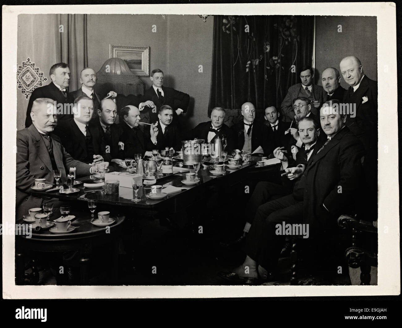 Una fotografia dell'assemblea generale del 1929 del Bibliophile Club al Victoria Hotel di Oslo. L'immagine cattura i membri del club riuniti per una riunione formale. Foto Stock