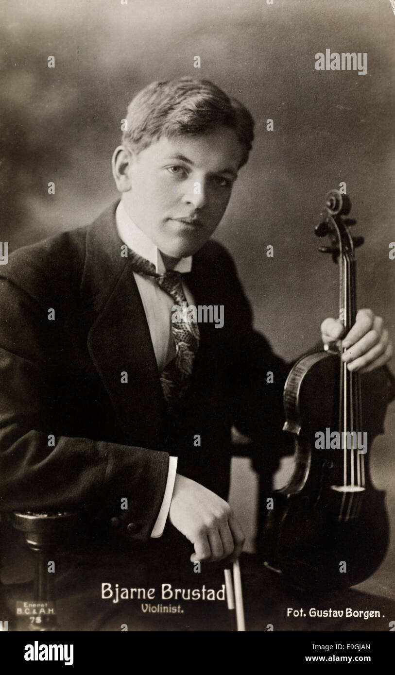 Questa fotografia ritratto raffigura Bjarne Brustad, un rinomato violinista e compositore, noto per il suo contributo alla musica norvegese e alla tradizione del violino. Foto Stock