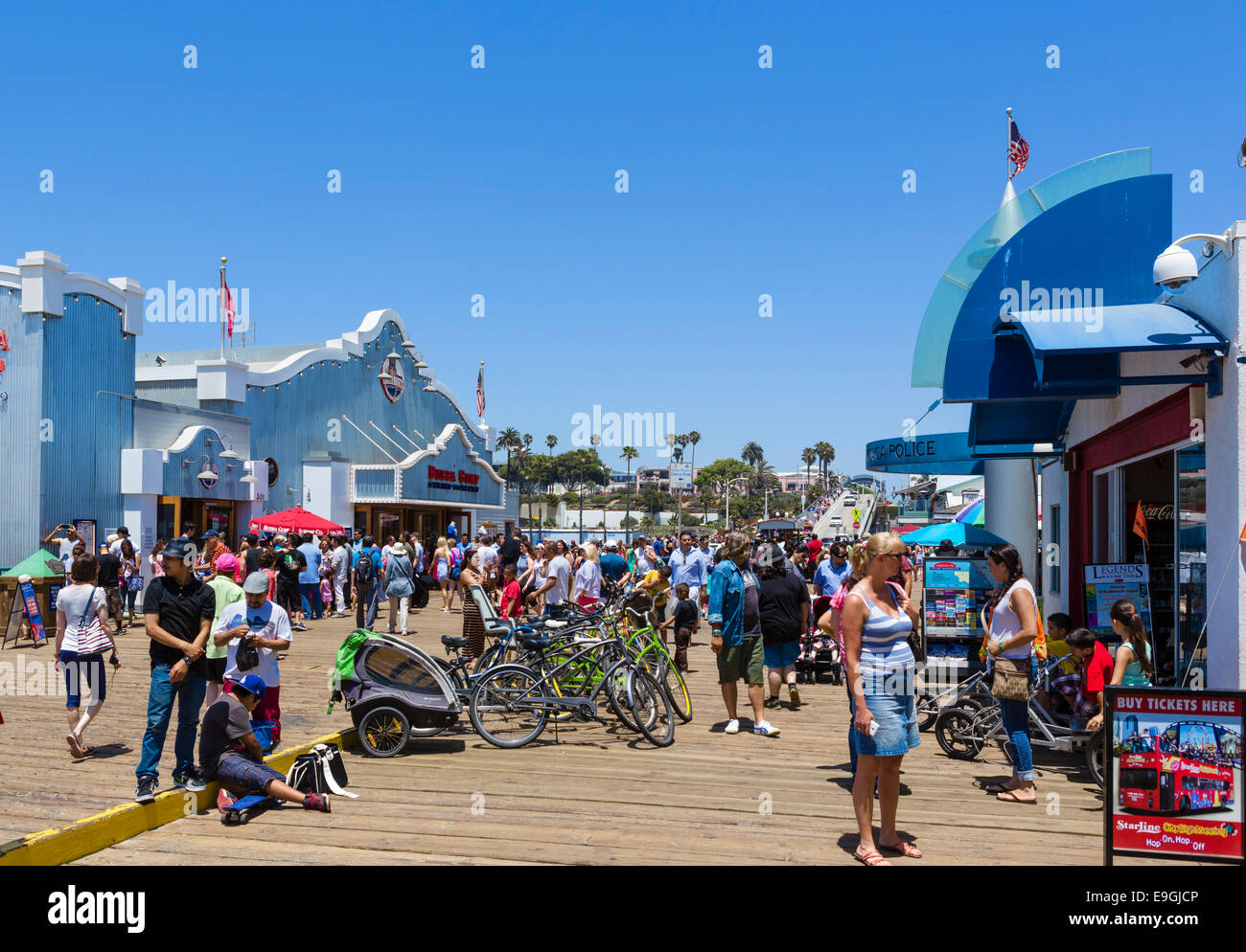 Una folla di persone sul molo di Santa Monica, Los Angeles, California, Stati Uniti d'America Foto Stock