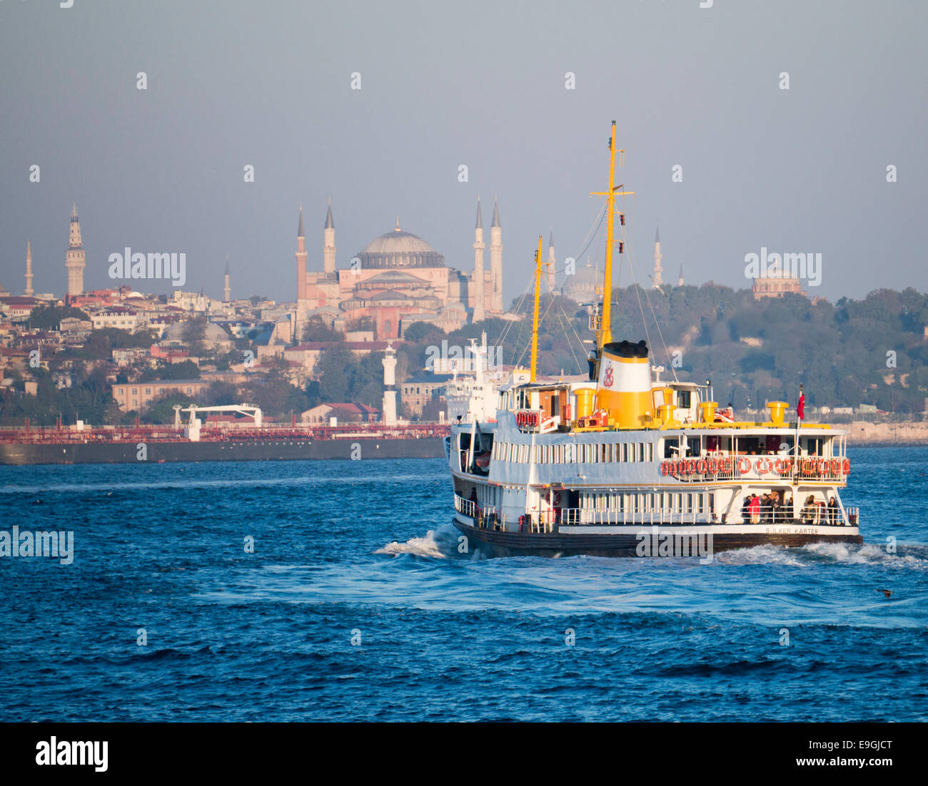 Un traghetto a Istanbul passando da Kadikoy sul lato Asiatico del Bosforo per la parte europea della Turchia Foto Stock