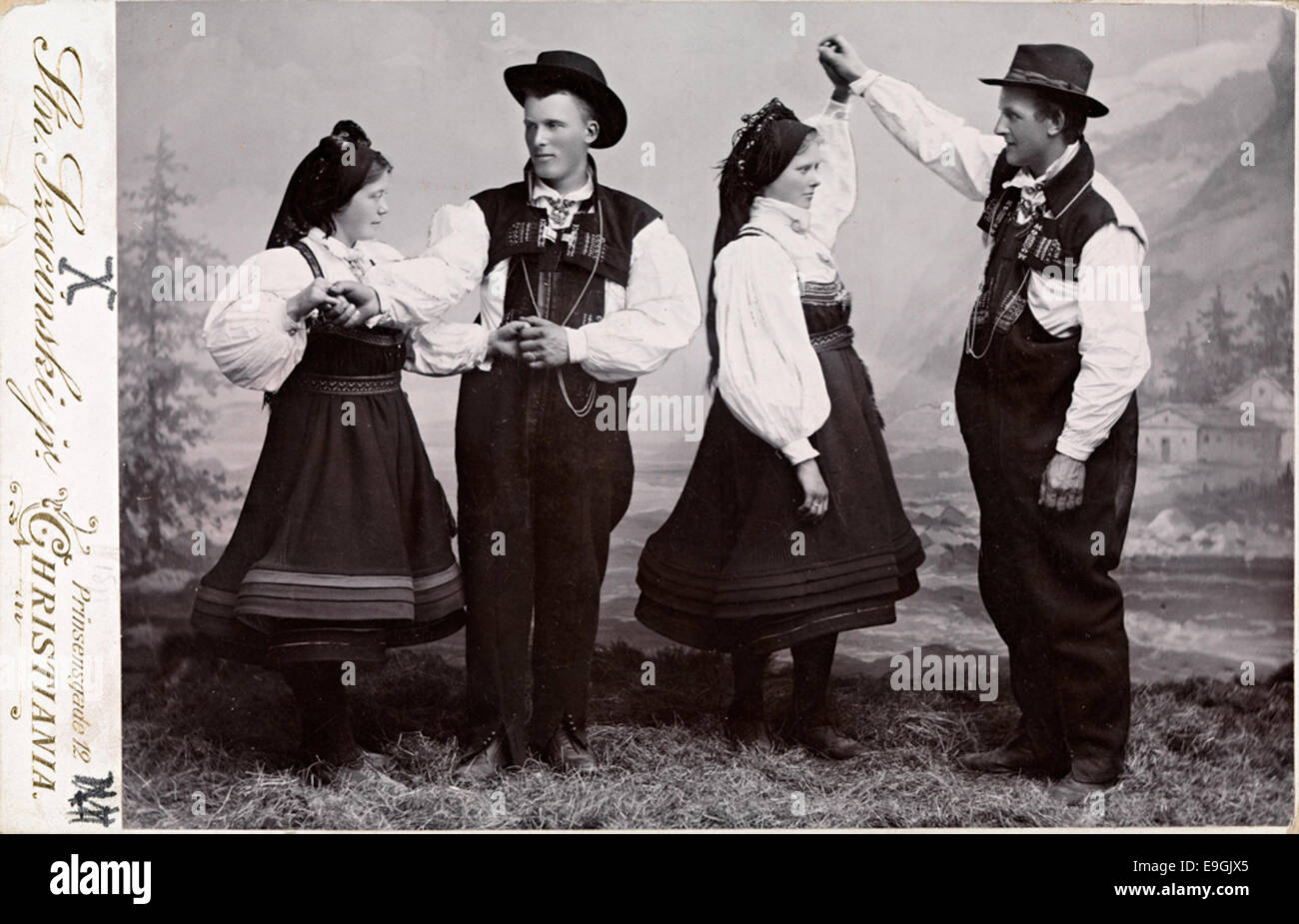 Bunadskledd ungdom fra Setesdal danser, ca 1905 Foto Stock