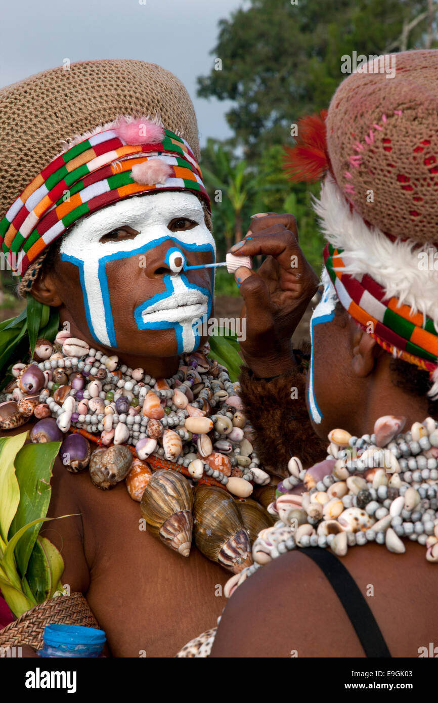 Applicazione di vernice faccia, Mt. Hagen cantare cantare Foto Stock