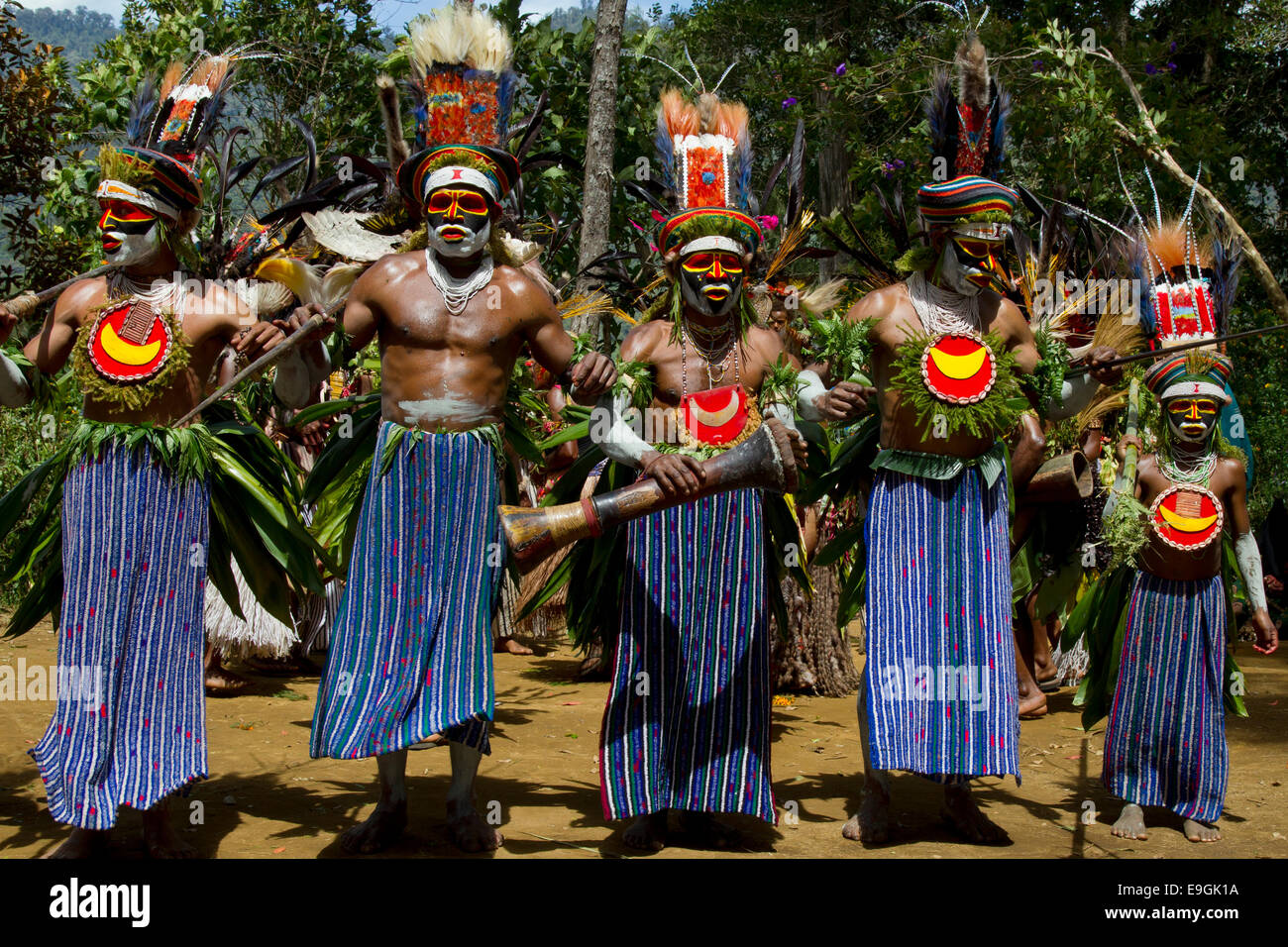 Tribesmen da Kora West Dancing a Mt. Hagen cantare cantare Foto Stock