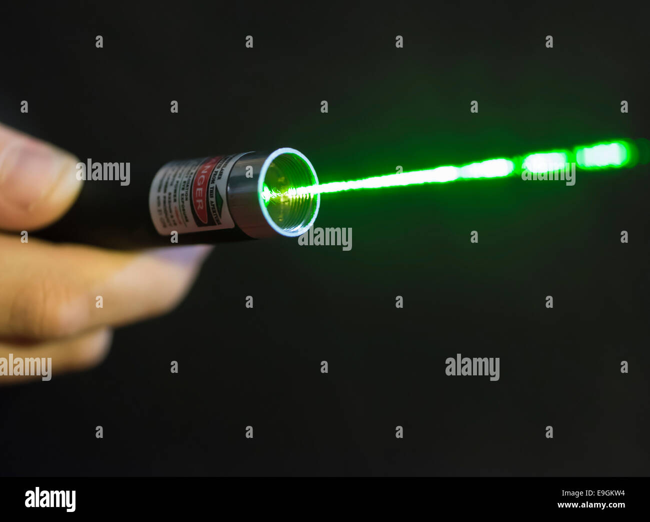 Colore verde brillante fascio laser proveniente da un laser portatile di  dispositivo puntatore Foto stock - Alamy