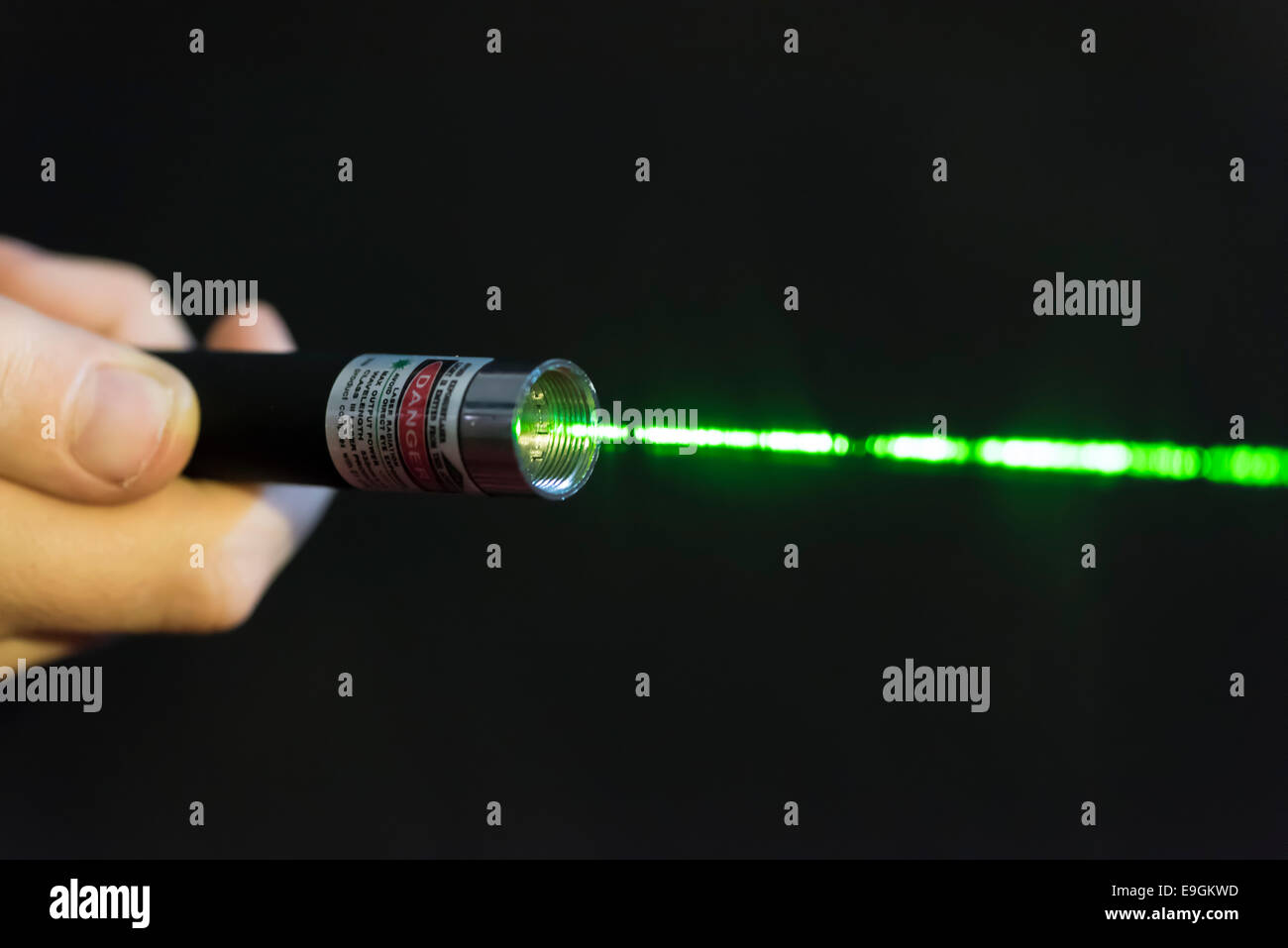 Colore verde brillante fascio laser proveniente da un laser