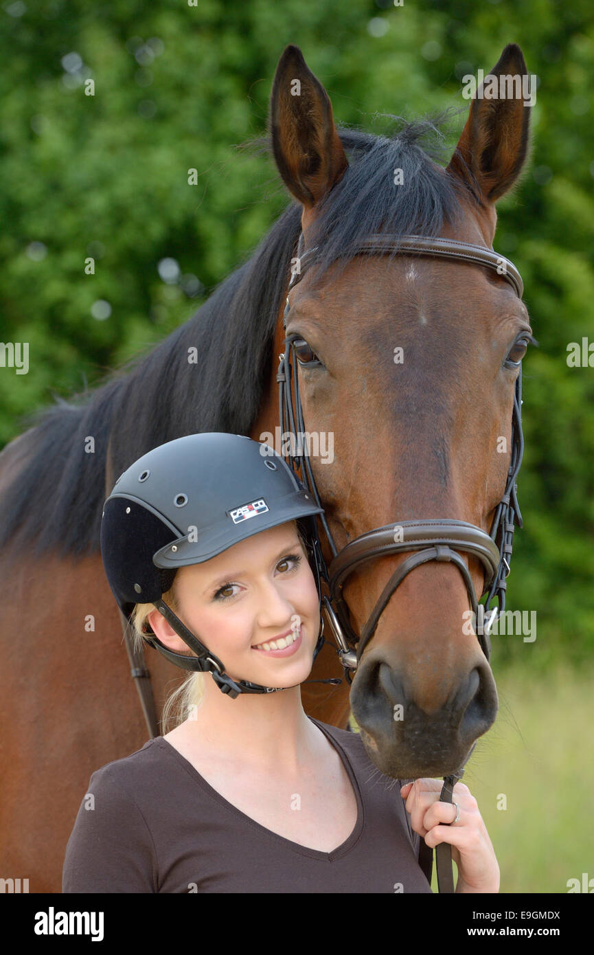 Teen pilota e il suo cavallo bavarese Foto Stock