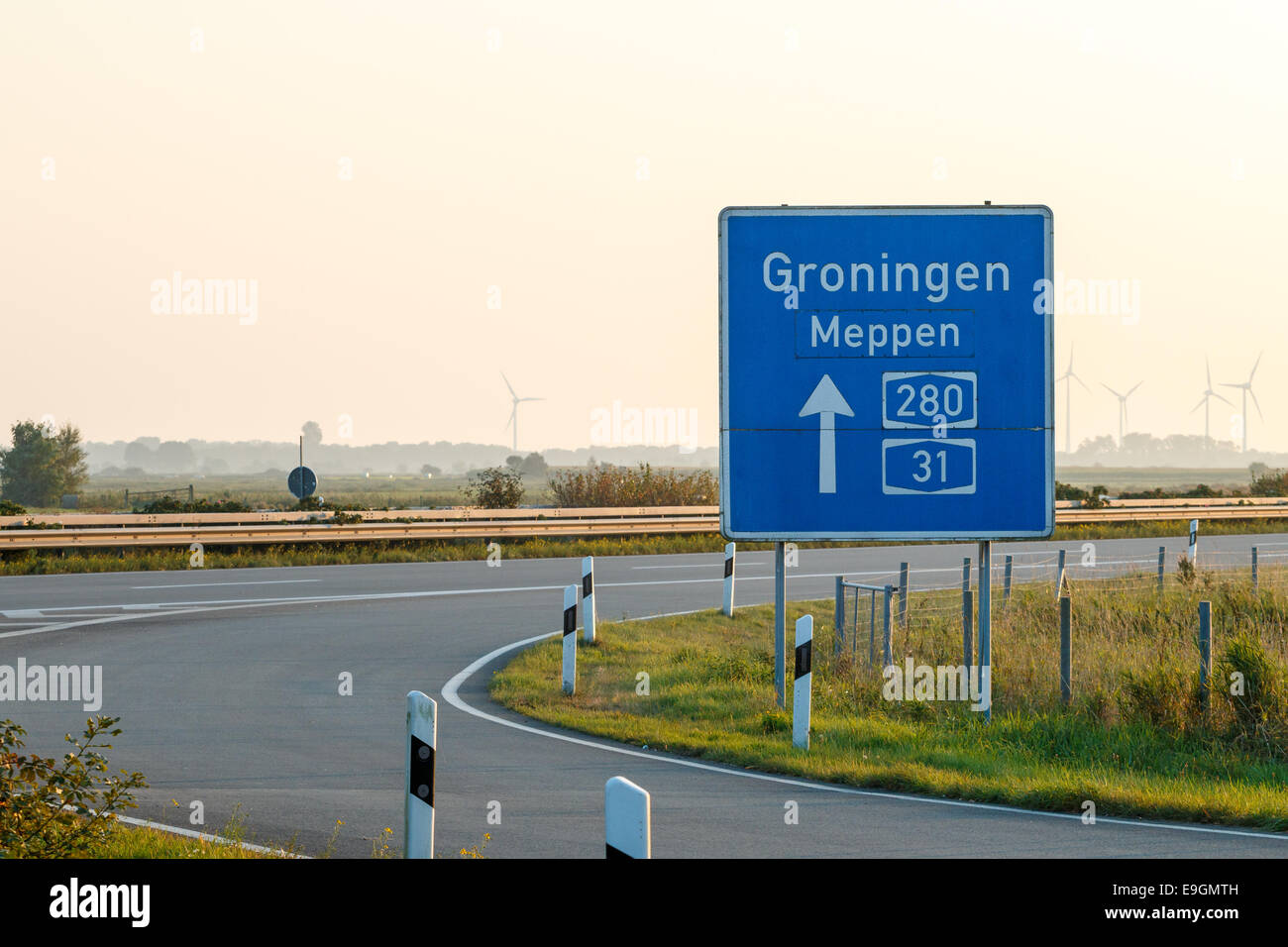 Rampa dell'autostrada nel nord della Germania verso Groningen, vicino al confine con i Paesi Bassi Foto Stock