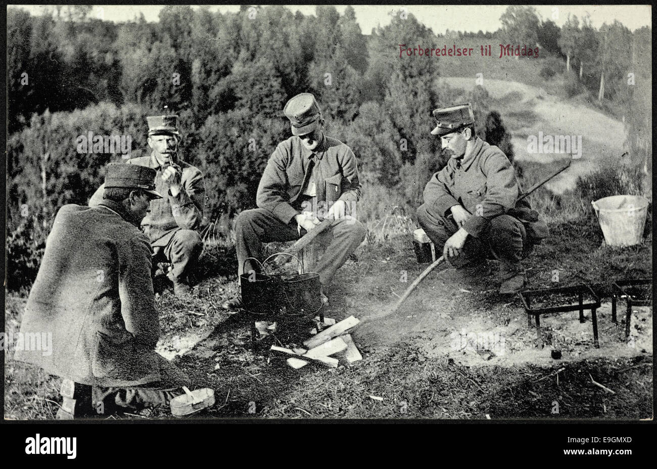 Una fotografia storica raffigurante i soldati che si preparano per la cena durante un campo militare. Questa immagine offre informazioni sulla vita quotidiana dei soldati durante il servizio militare. Foto Stock