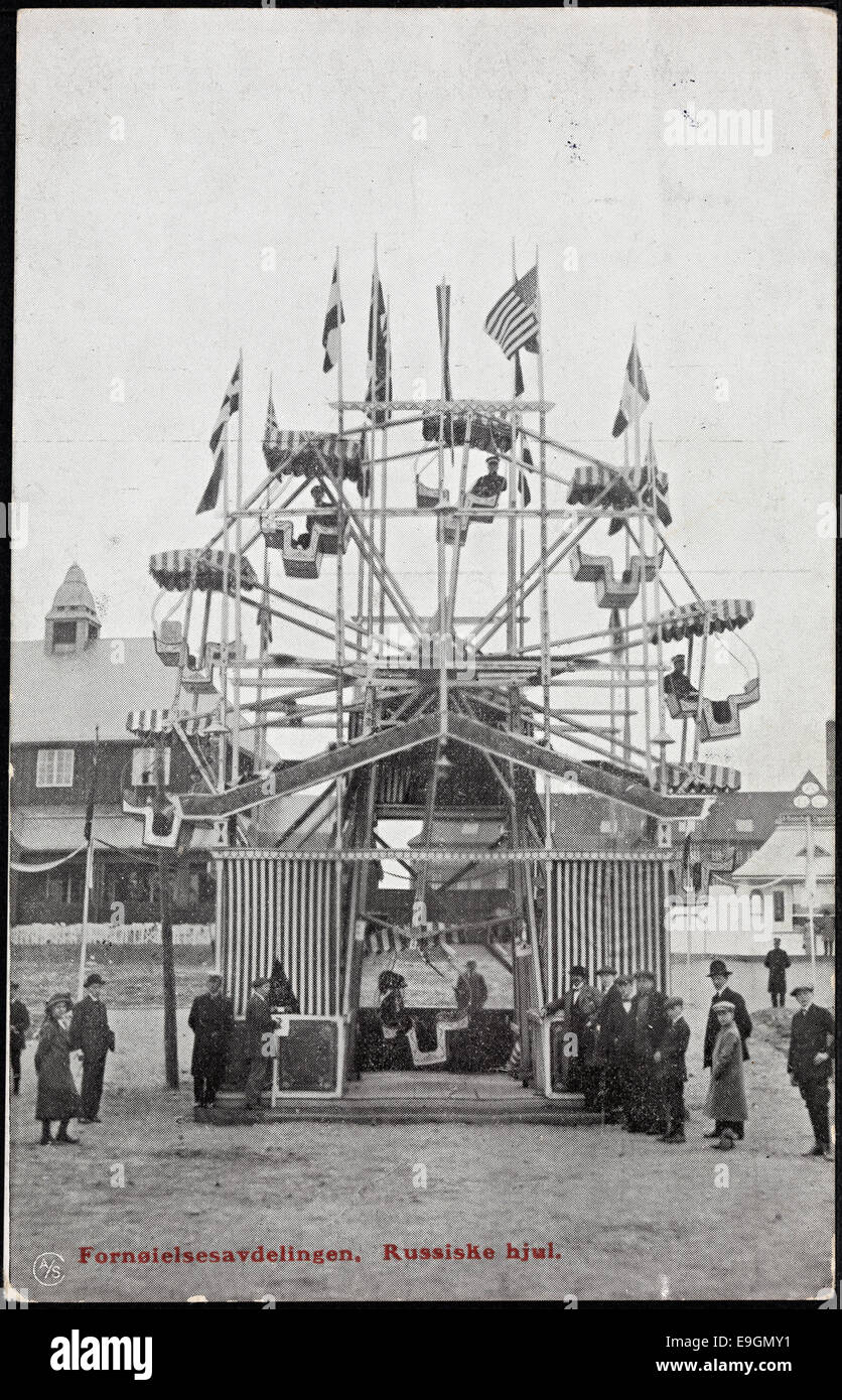 Una cartolina del 1914 che mostra la ruota russa (Russiske hjul) alla Frogner Jubilee Exhibition di Oslo. L'immagine mette in risalto un popolare giro di divertimento del tempo, catturando l'essenza del tempo libero all'inizio del XX secolo. Foto Stock