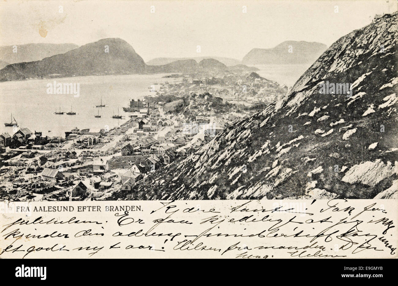 Questa cartolina mostra Aalesund, Norvegia, dopo il grande incendio della città ('Bybrannen') del 1904. Cattura la devastazione e le conseguenze, con edifici in rovina e un senso di recupero. Foto Stock