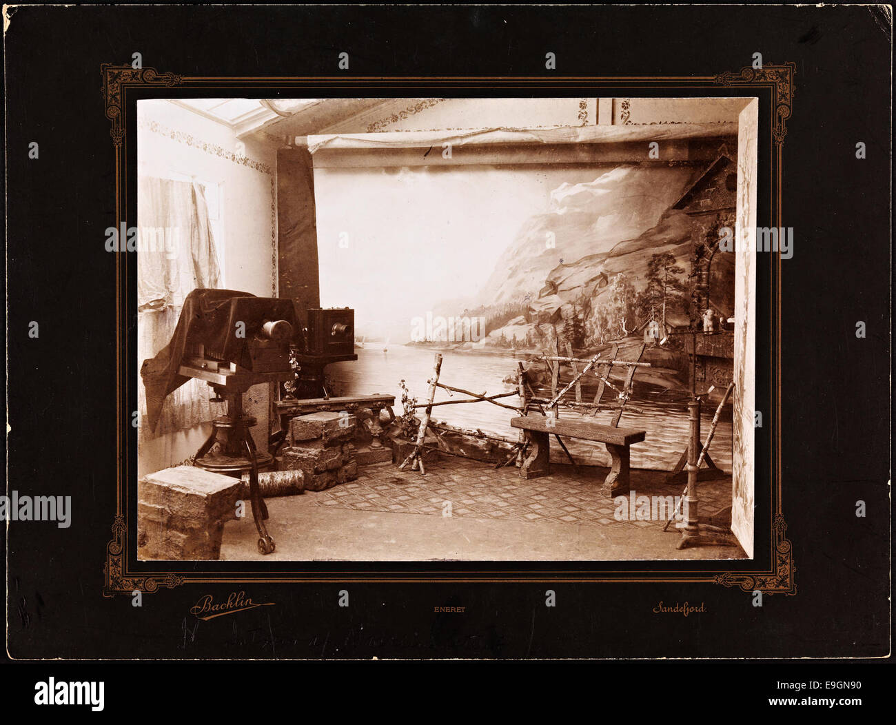 Questa fotografia, scattata presso lo studio fotografico di T.H. Backlin a Sandefjord, Norvegia, mette in evidenza la fotografia architettonica. Mostra le attrezzature e l'ambientazione dello studio, fornendo informazioni sulle pratiche fotografiche dei primi anni del XX secolo. Foto Stock