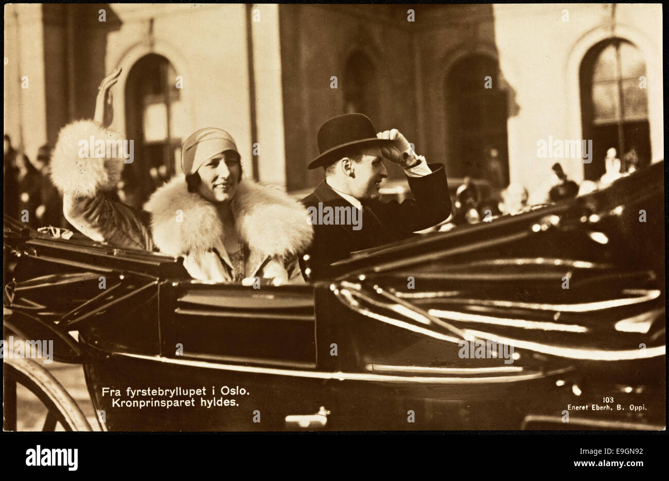 Fotografia del matrimonio reale a Oslo, con la Principessa Märtha, il re Olav V e il principe Olav. L'immagine cattura la famiglia reale durante un evento nazionale significativo in Norvegia. Foto Stock
