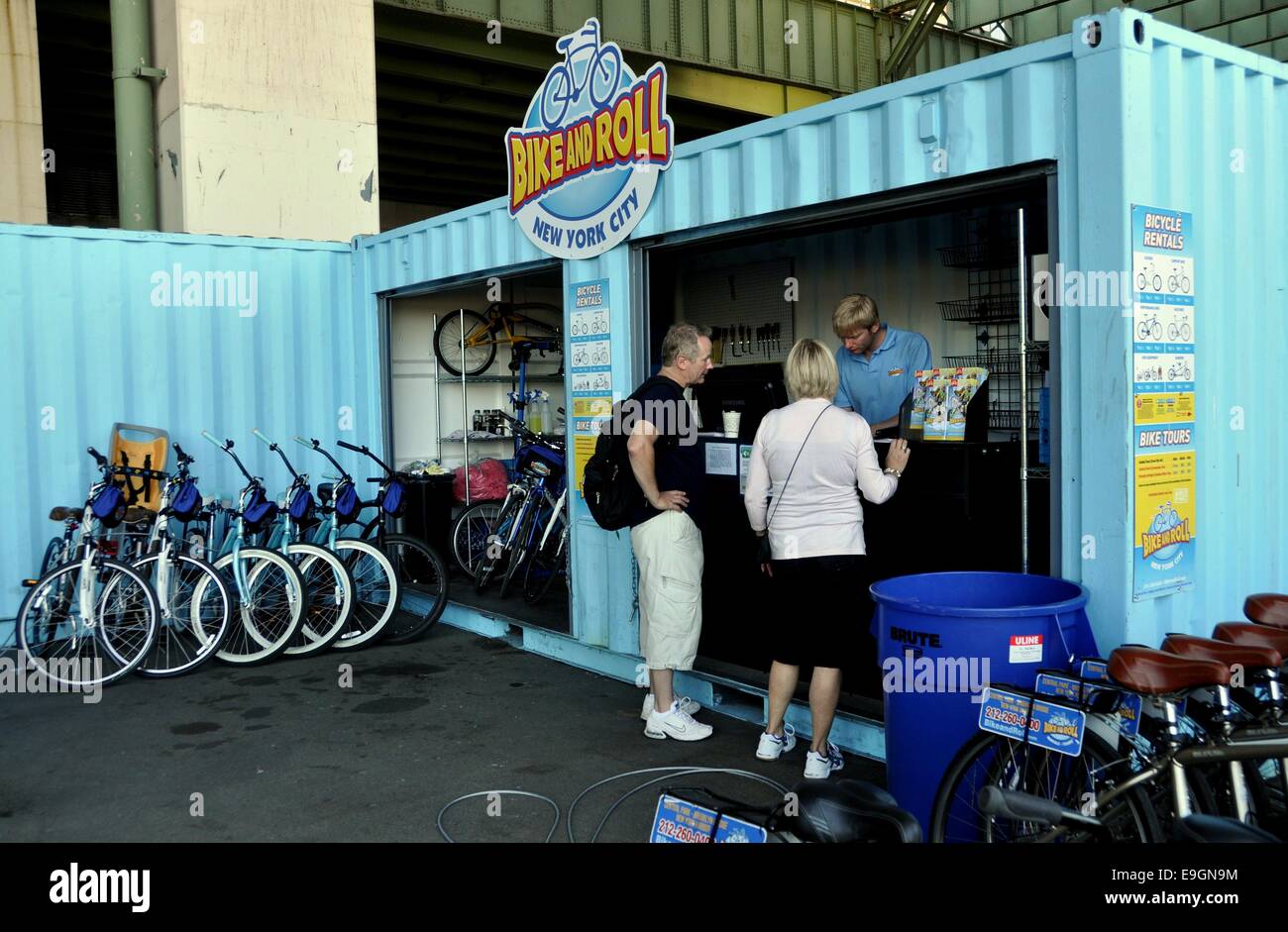 NYC: coppia in attesa di noleggiare una bicicletta presso la bici e Roll rent shop in Riverside Park South Foto Stock