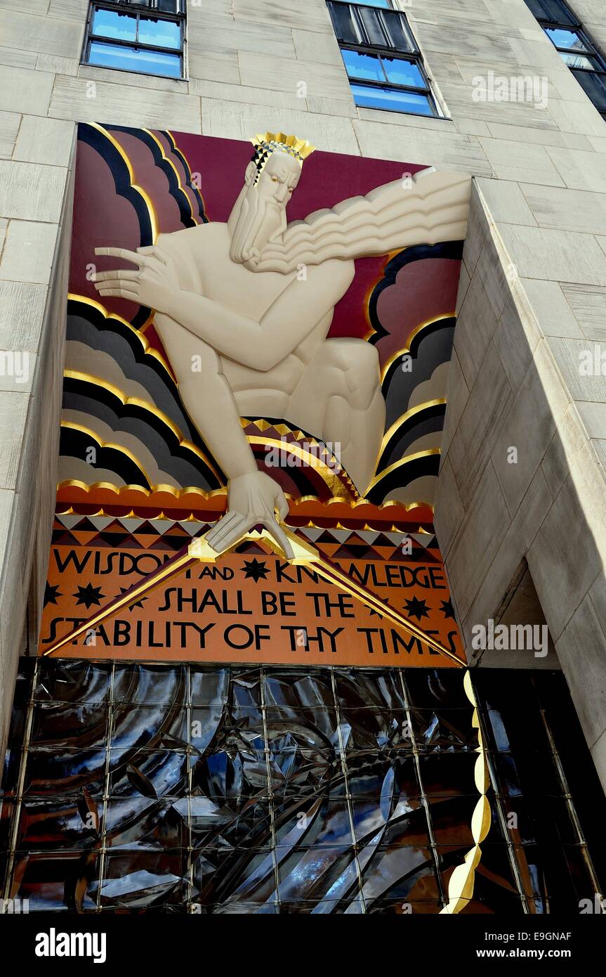 NYC: imponente art deco bassorilievo scultura oltre il centro porta di ingresso al GE edificio a 30 Rockefeller Center Foto Stock