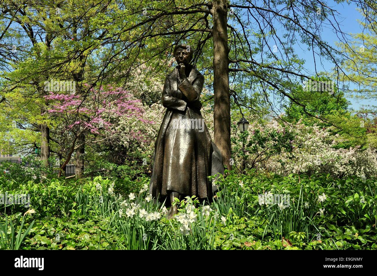 NYC: una statua di ex First Lady Eleanor Roosevelt, moglie di Franklin (FDR) sorge in mezzo a un giardino Foto Stock