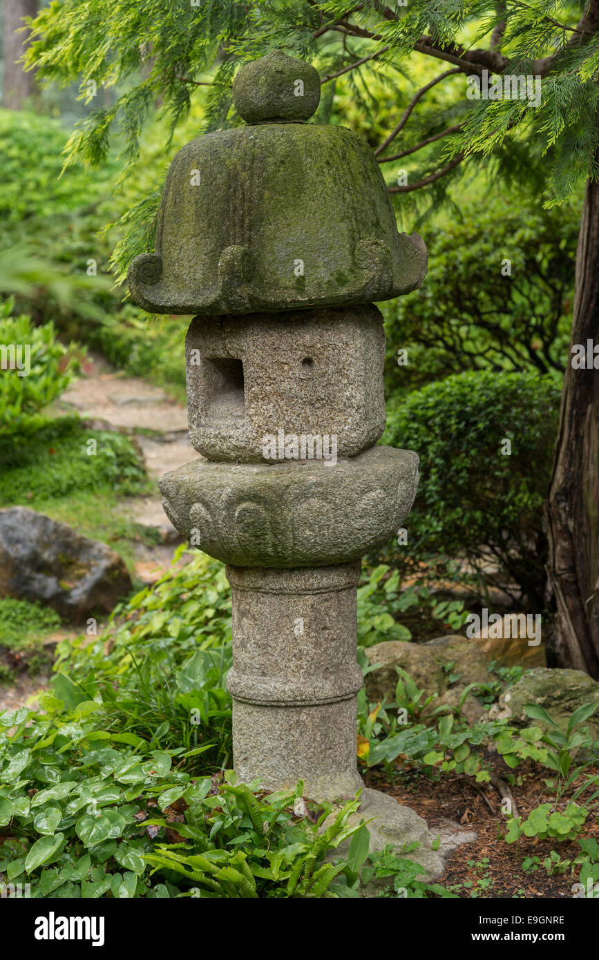 Un muschio coperto scultura in Albert Kahn Giardini Parigi Francia. Foto Stock