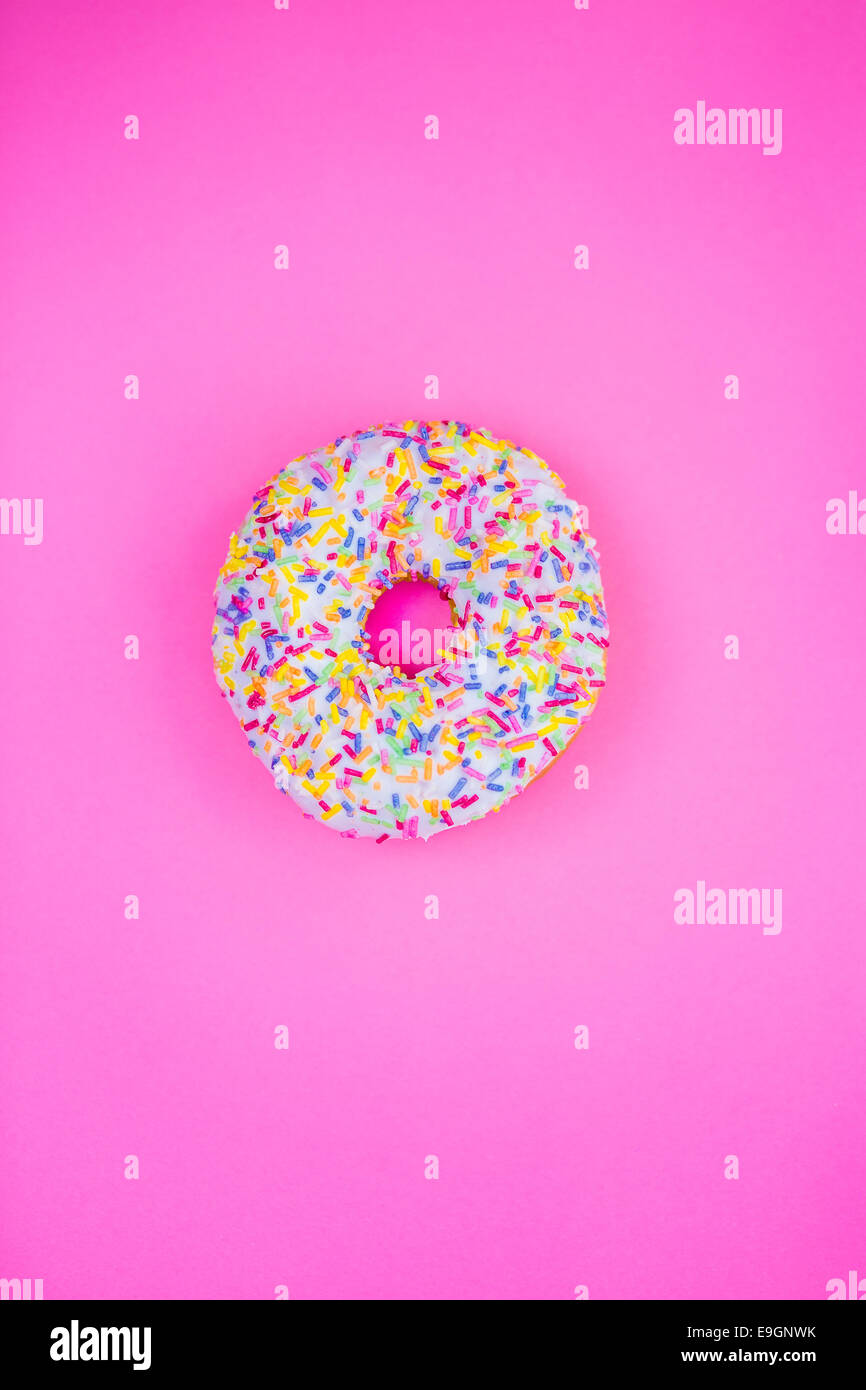 Donut su sfondo rosa Foto Stock