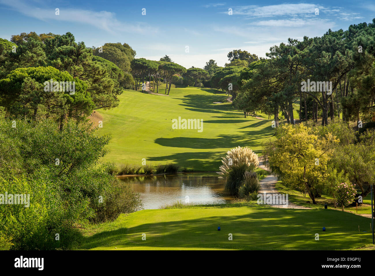Soleggiato campo da golf a Estoril in Portogallo. Foto Stock