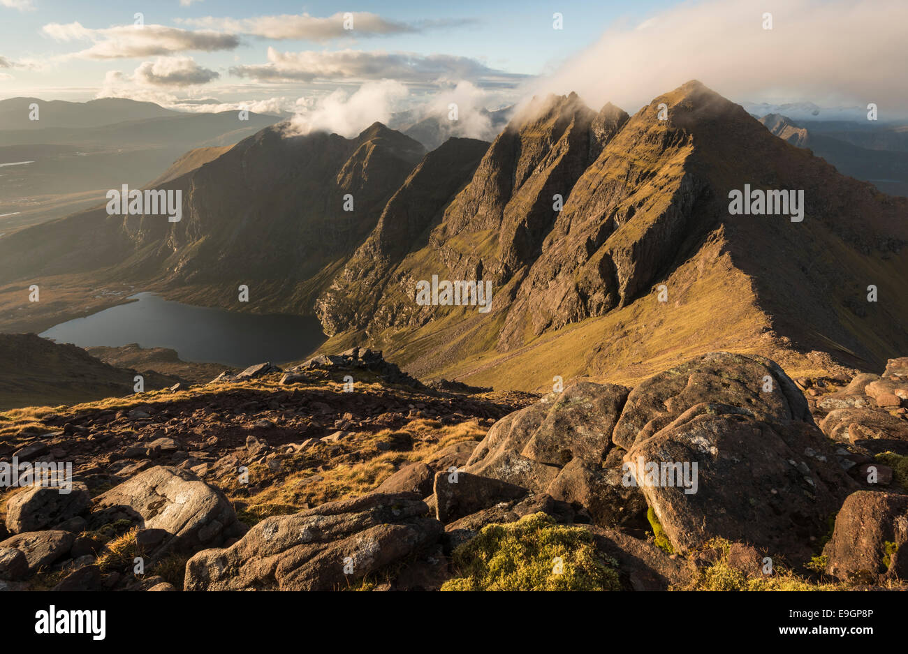 Luce drammatica e cloud su un Teallach, montagna nel nord ovest Highlands della Scozia Foto Stock