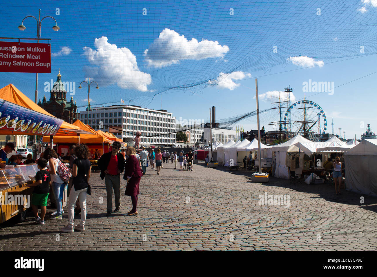 La vita nella soleggiata Helsinki Piazza del Mercato, estate 2014. Foto Stock