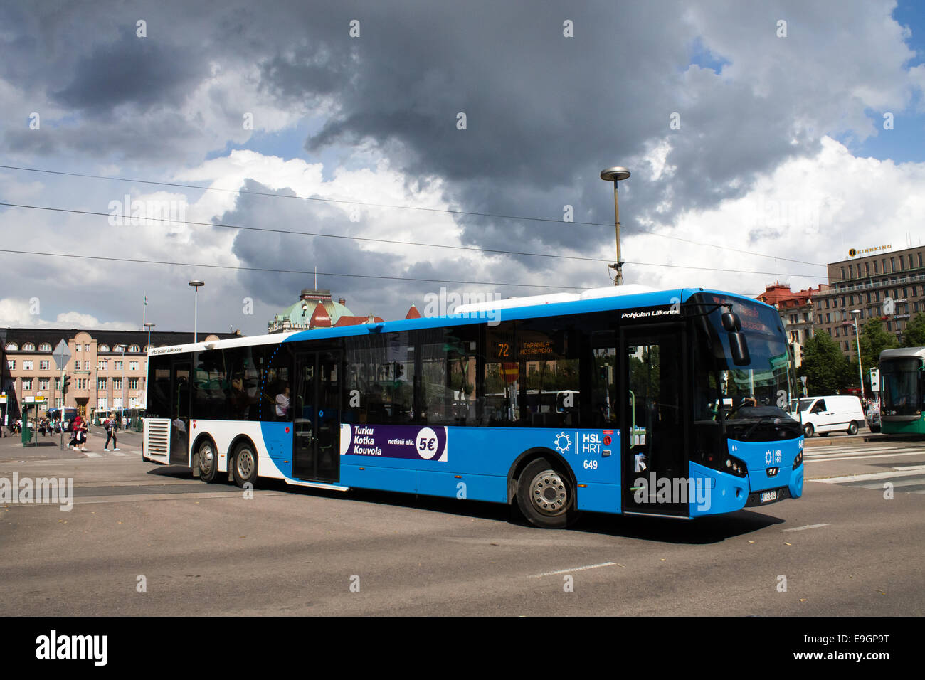 I mezzi di trasporto pubblico di fronte Ateneum. Helsinki, Finlandia. Foto Stock