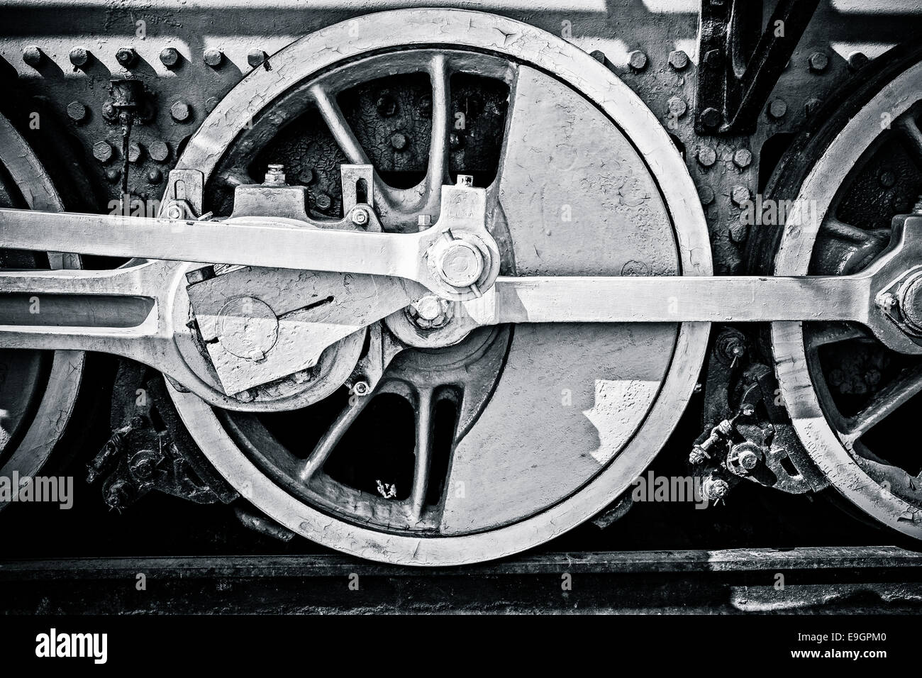 Vista ingrandita della locomotiva a vapore ruote, unità, aste, collegamenti e altri dettagli meccanici. La fotografia in bianco e nero Foto Stock