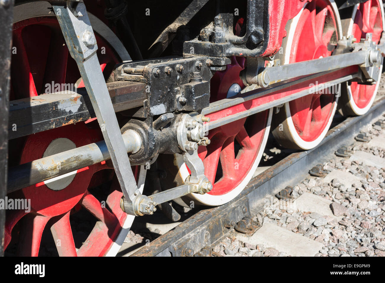 Vista ingrandita della locomotiva a vapore ruote, unità, aste, collegamenti e altri dettagli meccanici. Bianco, nero e rosso Foto Stock