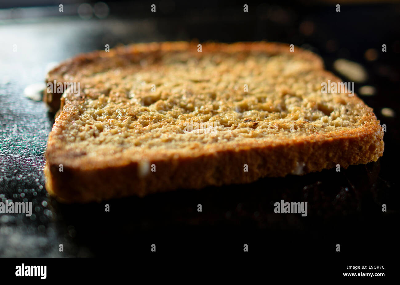 Steamy hot toast alla francese con cannella essendo fritti sulla piastra pan. Foto Stock