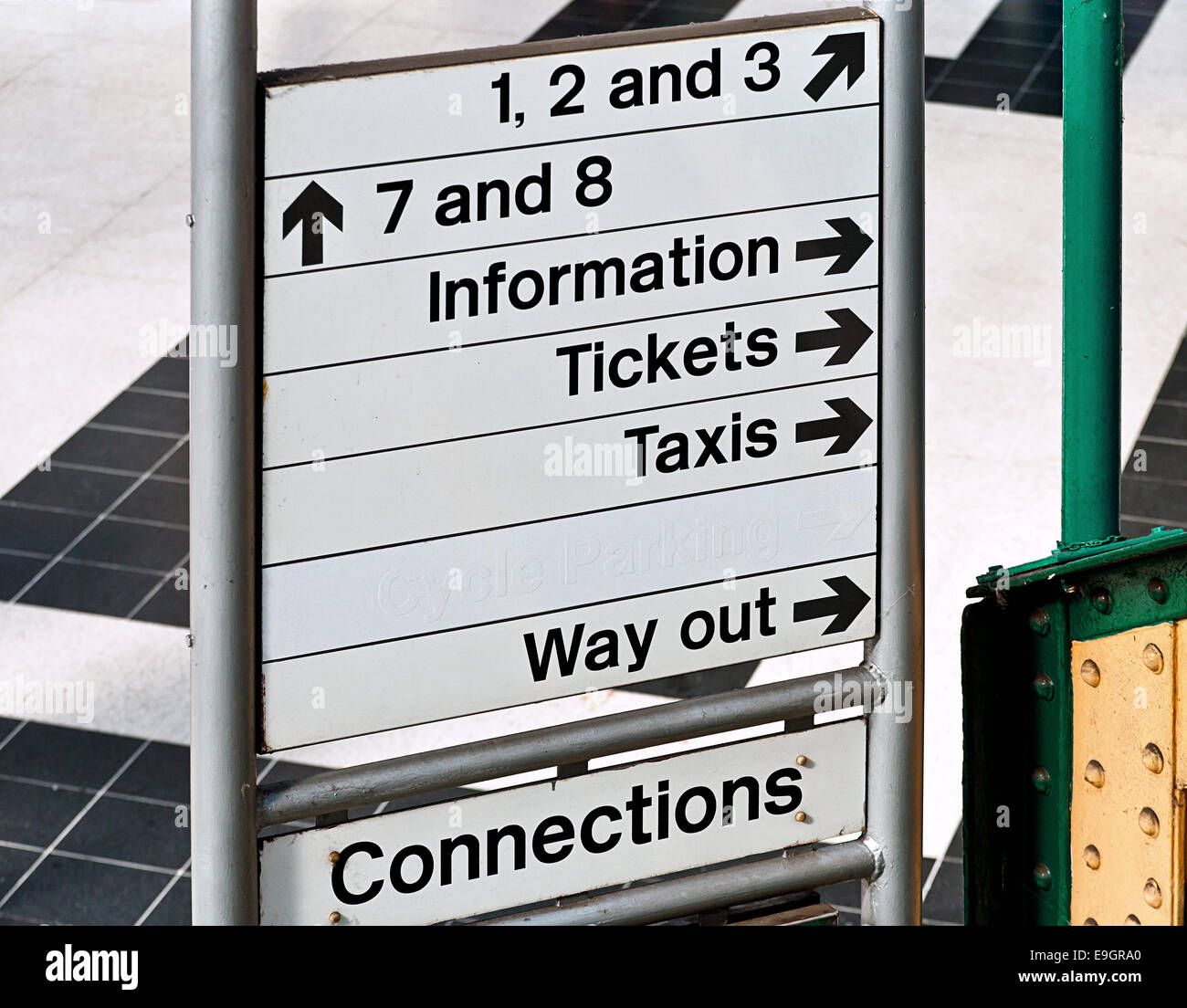 La direzione o le informazioni di segno in un inglese Stazione ferroviaria generalmente gestito dal british rail e utilizzati per la guida di pendolari. Foto Stock