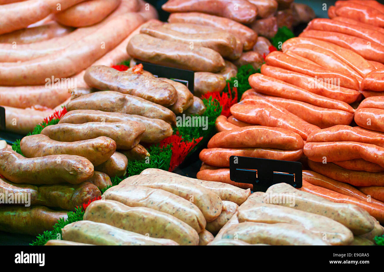 Selezione di salsicce sul visualizzatore in corrispondenza di un contatore di macellai o finestra di delicatessen Foto Stock