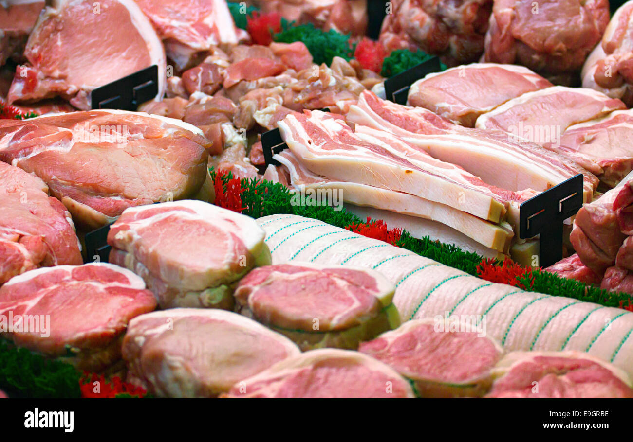 Macellerie banco espositore mostra popolare di tagli di carne di maiale incluso giunti, costolette di maiale, pancetta e spalla laminato Foto Stock
