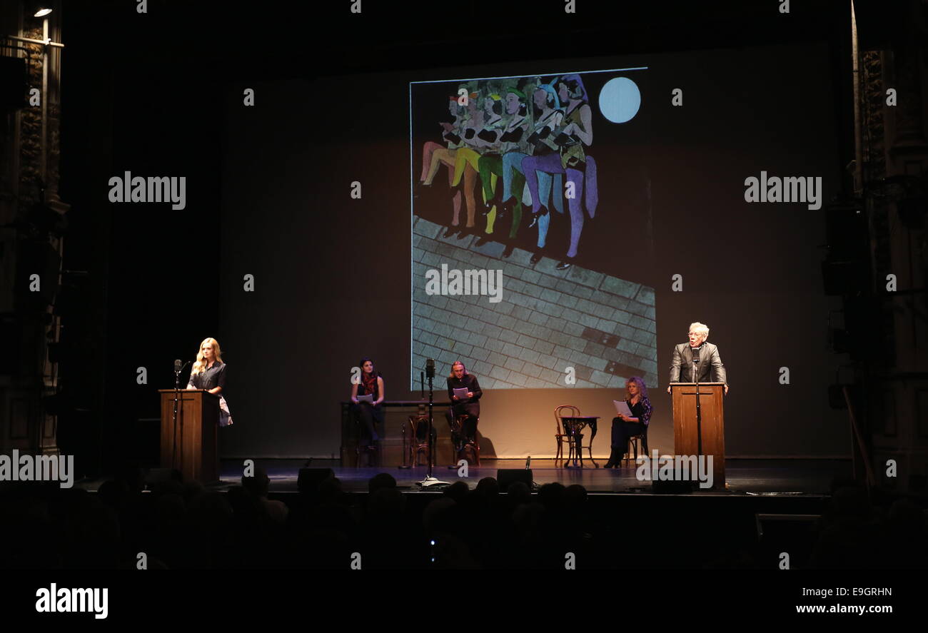 Swansea, Regno Unito. Lunedì 27 ottobre 2014 nell'immagine: Katherine Jenkins (L) e Sir Ian McKellen (R). Re: Dylathon evento per celebrare Dylan Thomas' compleanno centenario, al Grand Theatre, Swansea, Galles del Sud. Credito: D Legakis/Alamy Live News Foto Stock