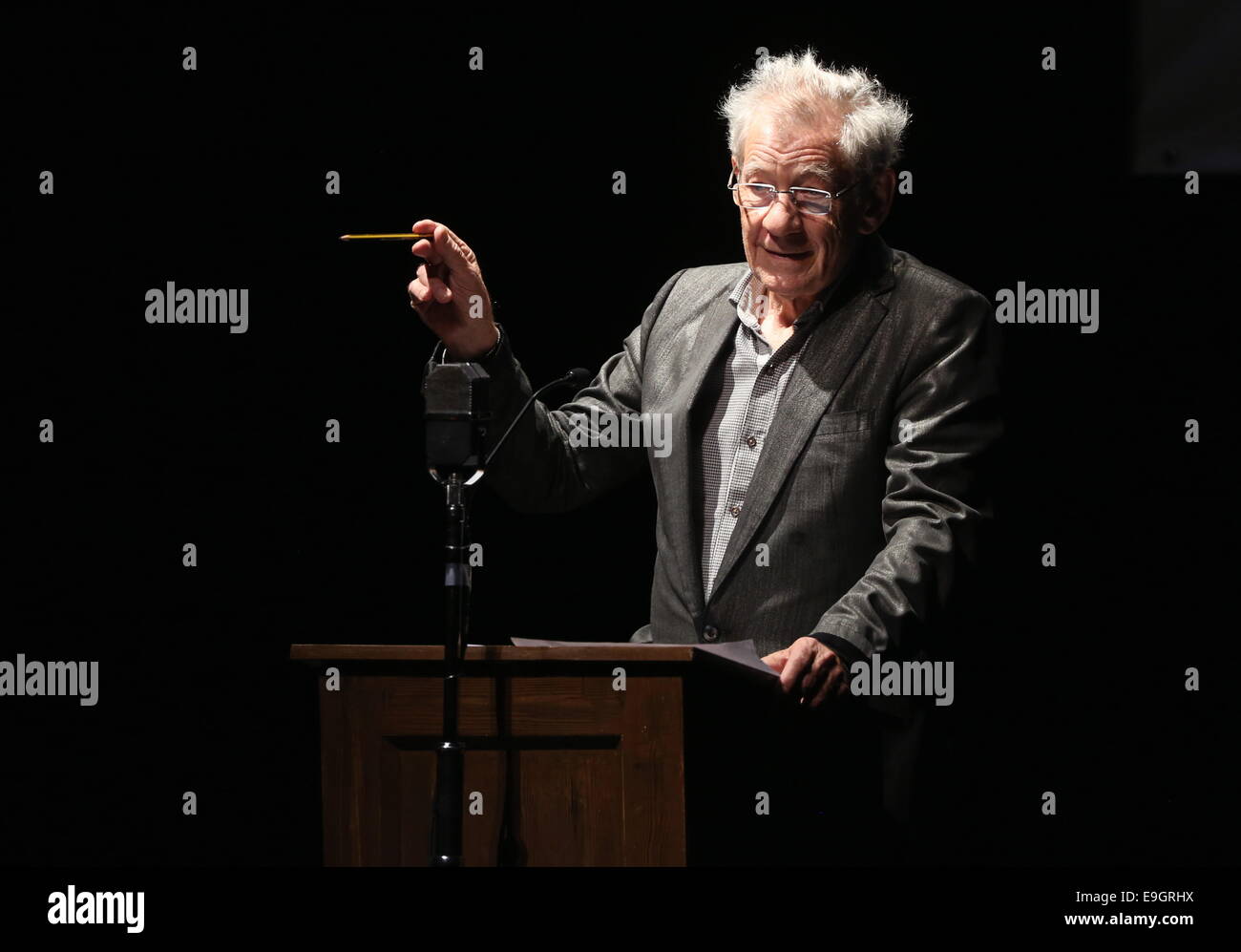 Swansea, Regno Unito. Lunedì 27 ottobre 2014 nell'immagine: Sir Ian McKellen Re: Dylathon evento per celebrare Dylan Thomas' compleanno centenario, al Grand Theatre, Swansea, Galles del Sud. Credito: D Legakis/Alamy Live News Foto Stock