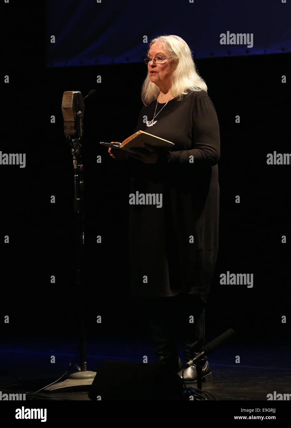 Swansea, Regno Unito. Lunedì 27 ottobre 2014 nell'immagine: Gillian Clarke Re: Dylathon evento per celebrare Dylan Thomas' compleanno centenario, al Grand Theatre, Swansea, Galles del Sud. Credito: D Legakis/Alamy Live News Foto Stock