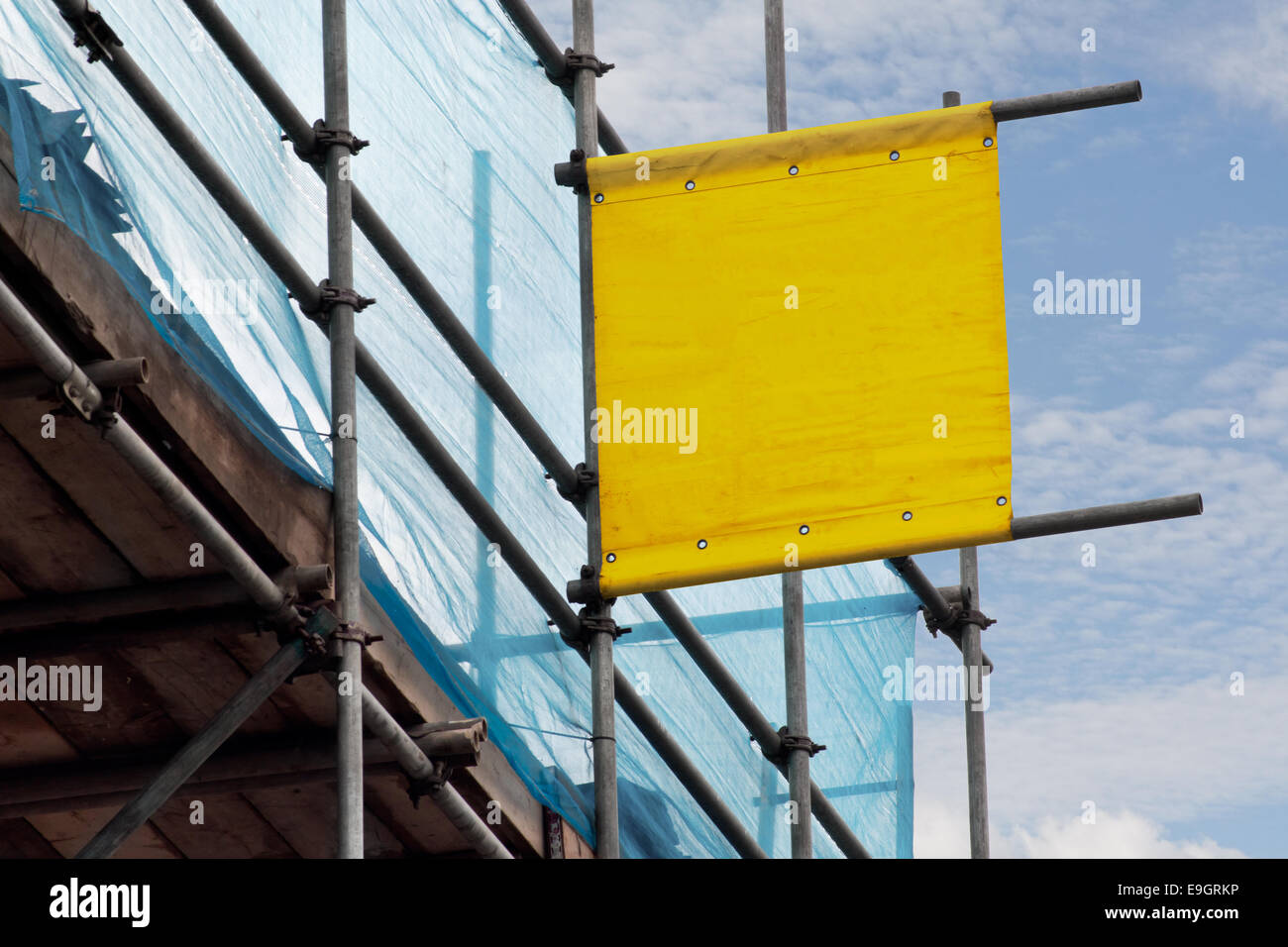 Blank scoffolding firmare per la pubblicità di un business scaffolders eretto su alcuni impalcatura un punto di osservazione privilegiato per la pubblicità. Foto Stock