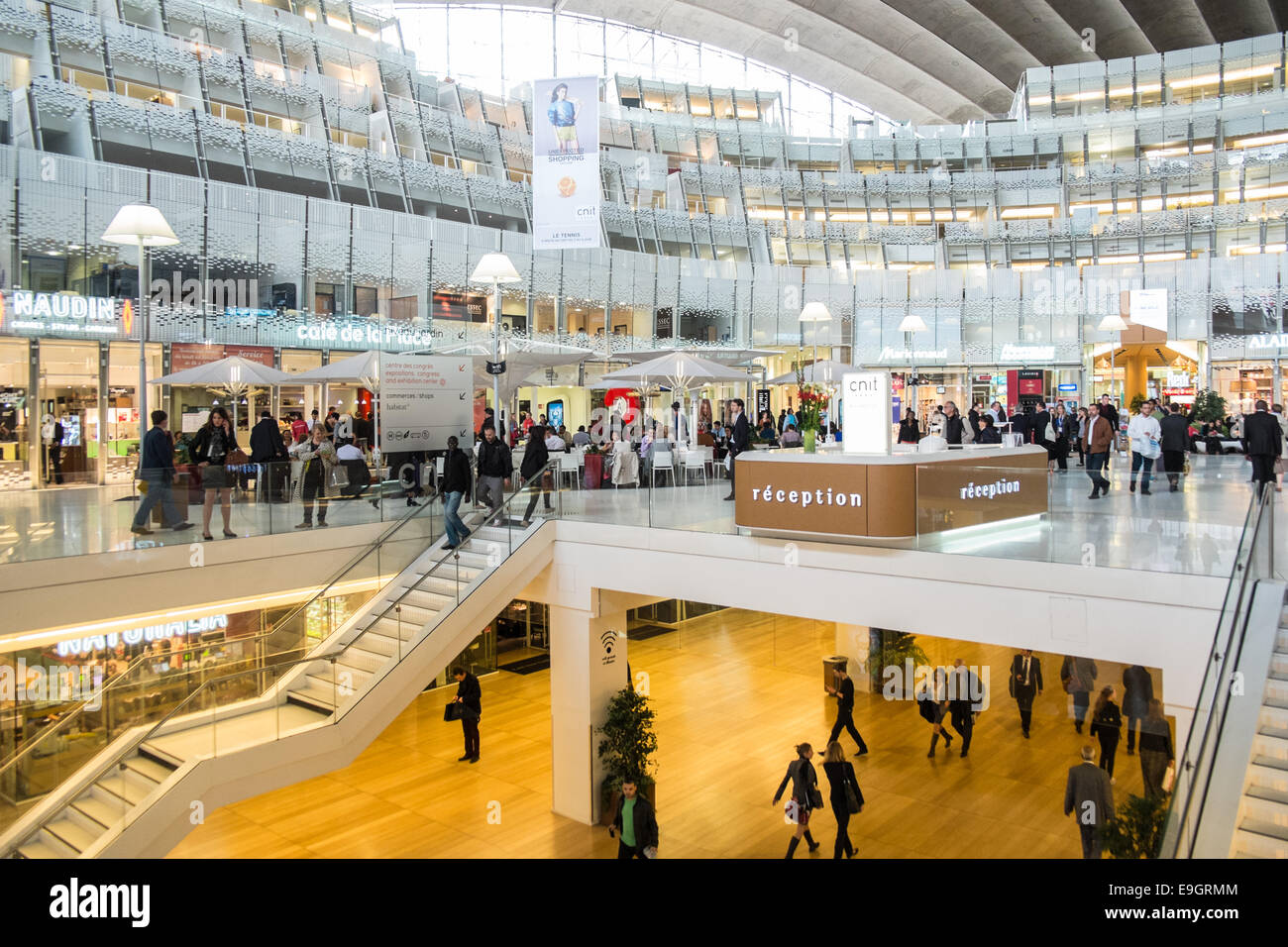 Il CNIT/cnit shopping center a La Defense, il quartiere commerciale di Parigi. Foto Stock