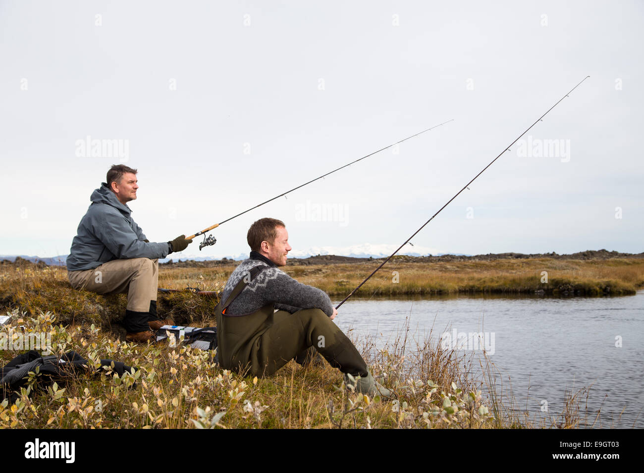 Due amici nella natura insieme di pesca Foto Stock