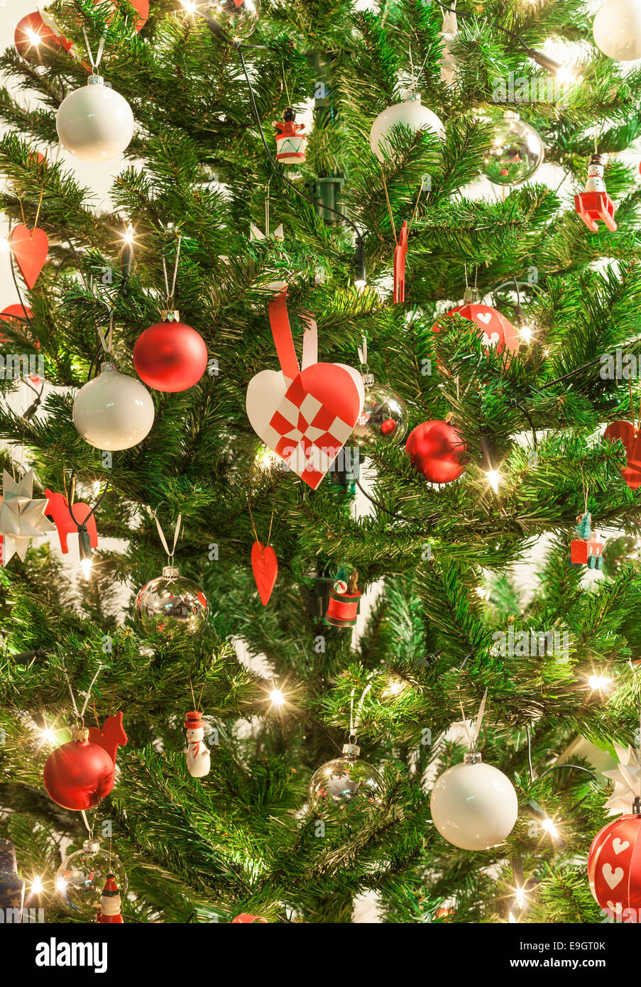 Albero di Natale decorato con luci e ornamenti Foto Stock