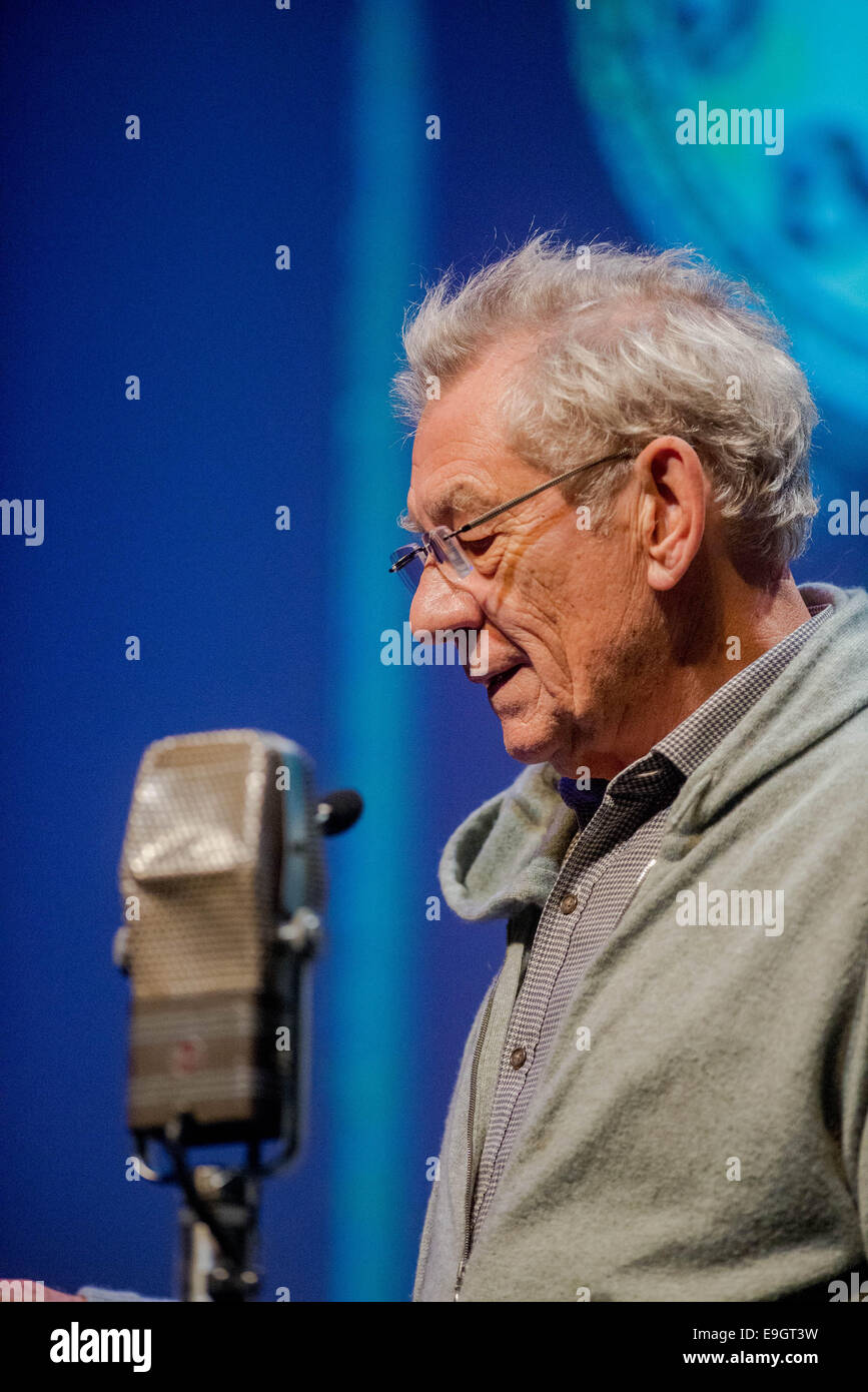 Swansea, Regno Unito. Lunedì 27 Ottobre 2014 Nella foto: Attore Ian McKellen Re: Dylathon evento per celebrare Dylan Thomas' compleanno centenario, al Grand Theatre, Swansea, Galles del Sud. Credito: D Legakis/Alamy Live News Foto Stock