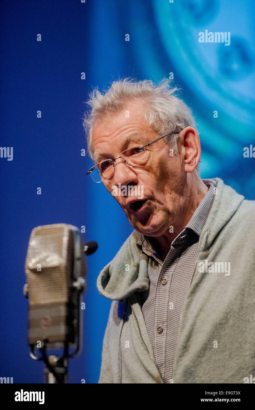 Swansea, Regno Unito. Lunedì 27 Ottobre 2014 Nella foto: Attore Ian McKellen Re: Dylathon evento per celebrare Dylan Thomas' compleanno centenario, al Grand Theatre, Swansea, Galles del Sud. Credito: D Legakis/Alamy Live News Foto Stock