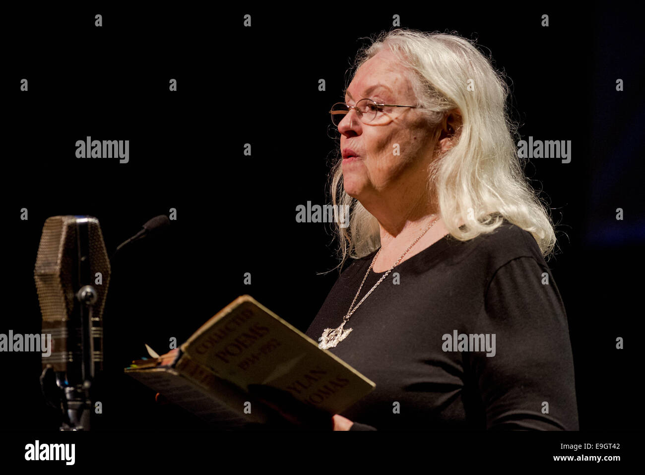 Swansea, Regno Unito. Lunedì 27 ottobre 2014 nell'immagine: Gillian Clarke Re: Dylathon evento per celebrare Dylan Thomas' compleanno centenario, al Grand Theatre, Swansea, Galles del Sud. Credito: D Legakis/Alamy Live News Foto Stock